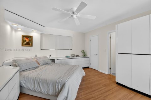 House in Miami, Florida 3 bedrooms, 209.59 sq.m. № 1999435 - photo 21