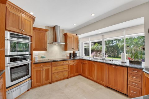 House in Miami, Florida 3 bedrooms, 209.59 sq.m. № 1999435 - photo 12