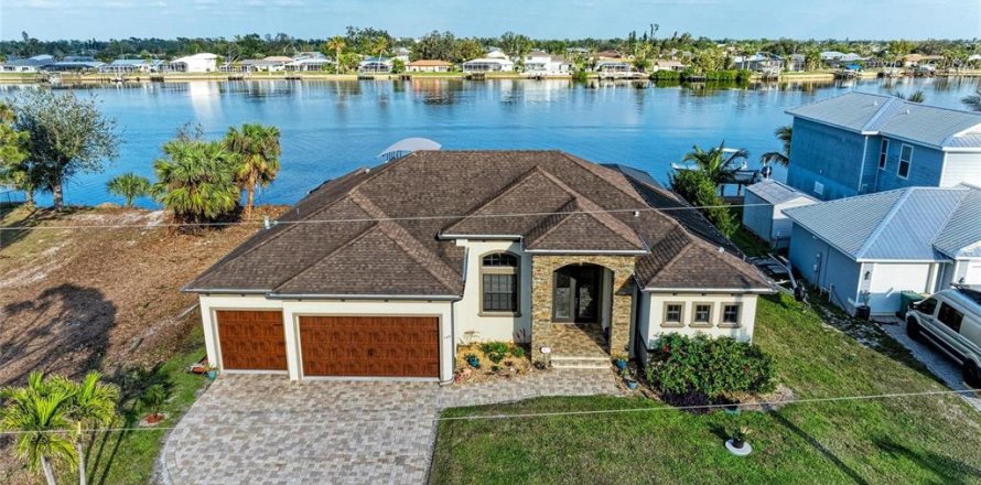 Casa en Port Charlotte, Florida 3 dormitorios, 195.84 m2 № 1509748