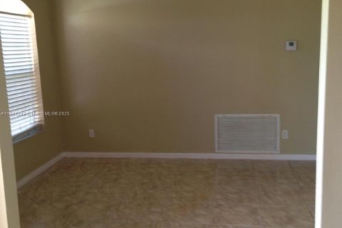 House in Port St. Lucie, Florida 4 bedrooms, 207.64 sq.m. № 1947406 - photo 16