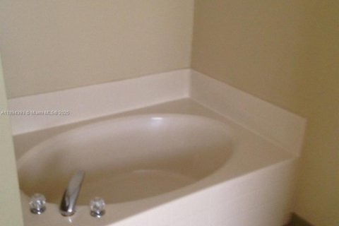 House in Port St. Lucie, Florida 4 bedrooms, 207.64 sq.m. № 1947406 - photo 3