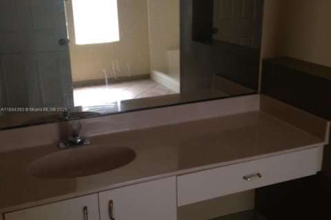 House in Port St. Lucie, Florida 4 bedrooms, 207.64 sq.m. № 1947406 - photo 5