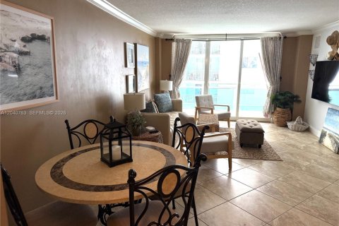 Condo in Miami Beach, Florida, 1 bedroom  № 2088117 - photo 5