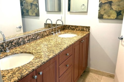 Condo in Miami Beach, Florida, 1 bedroom  № 2088117 - photo 12