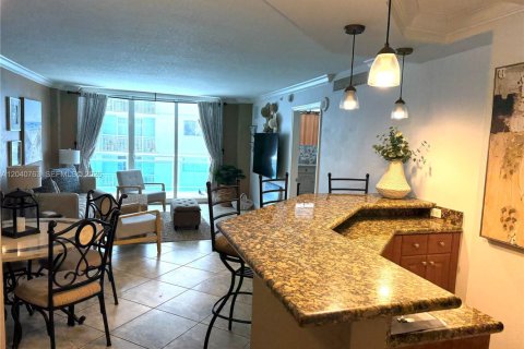 Condo in Miami Beach, Florida, 1 bedroom  № 2088117 - photo 2