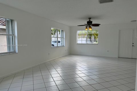 Casa en alquiler en Sunrise, Florida, 5 dormitorios, 261.98 m2 № 1937502 - foto 20