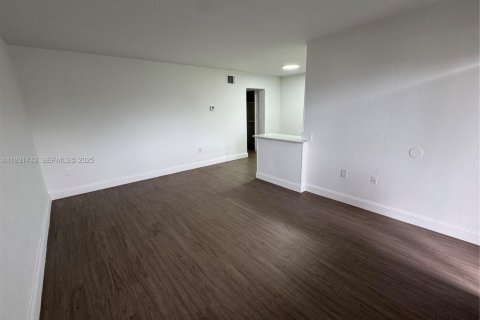 Apartamento en alquiler en Miami, Florida, 1 dormitorio, 62.71 m2 № 1990538 - foto 5