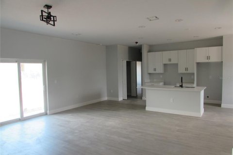 Casa en venta en Port Charlotte, Florida, 4 dormitorios, 151.99 m2 № 2386465 - foto 3