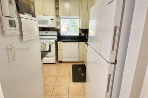 Купить кондоминиум в Санни-Айлс-Бич, Флорида 1 спальня, 67.35м2, № 2054638 - фото 12