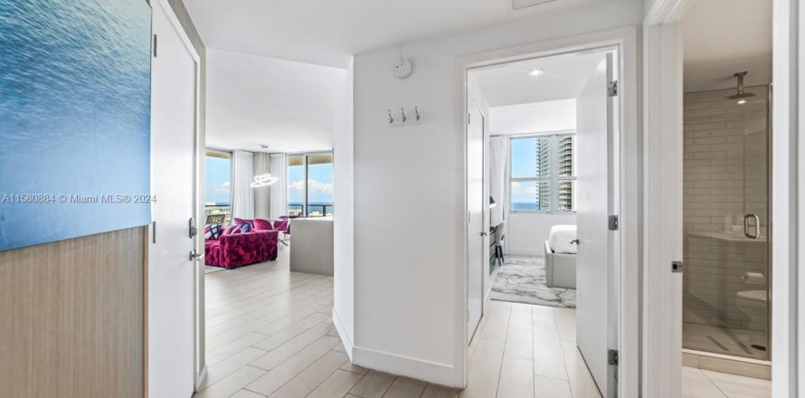 Кондоминиум с 2 спальнями в Холливуд, Флорида № 1958872