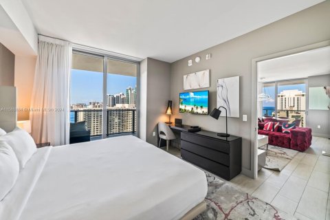 Снять в аренду кондоминиум в Холливуд, Флорида 2 спальни, 99.87м2, № 1958872 - фото 16