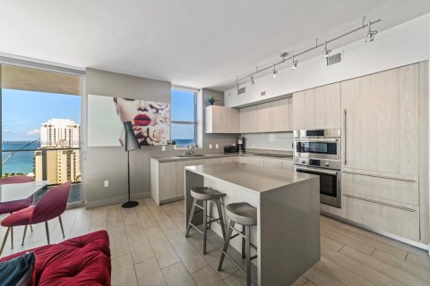 Снять в аренду кондоминиум в Холливуд, Флорида 2 спальни, 99.87м2, № 1958872 - фото 14