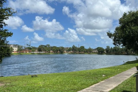 Condominio en Hollywood, Florida, 2 dormitorios  № 2154881