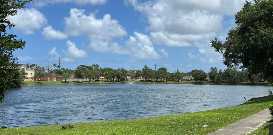 Condominio en Hollywood, Florida, 2 dormitorios № 2154881