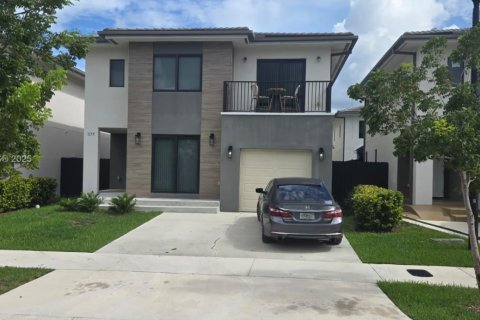 House in Florida City, Florida 5 bedrooms, 176.7 sq.m. № 1858136 - photo 1