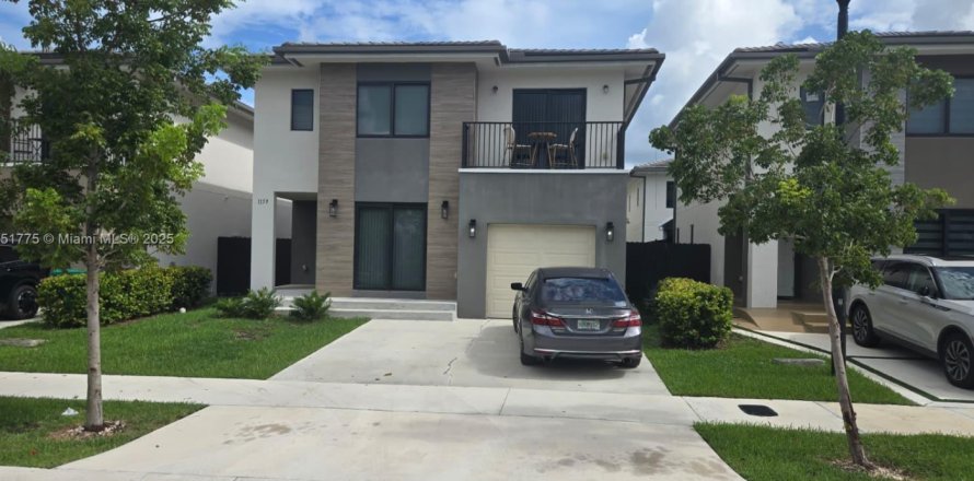 House in Florida City, Florida 5 bedrooms, 176.7 sq.m. № 1858136