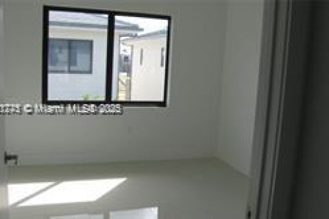 House in Florida City, Florida 5 bedrooms, 176.7 sq.m. № 1858136 - photo 15