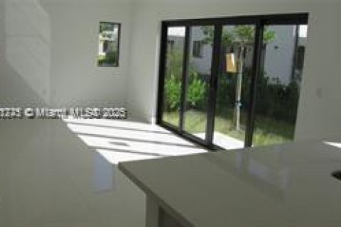 House in Florida City, Florida 5 bedrooms, 176.7 sq.m. № 1858136 - photo 12