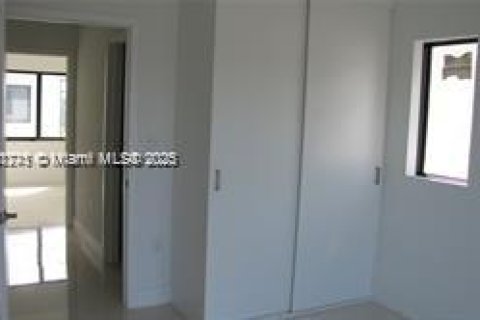 House in Florida City, Florida 5 bedrooms, 176.7 sq.m. № 1858136 - photo 19
