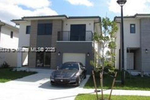 House in Florida City, Florida 5 bedrooms, 176.7 sq.m. № 1858136 - photo 2