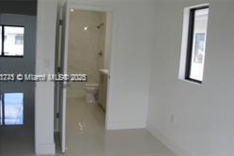 House in Florida City, Florida 5 bedrooms, 176.7 sq.m. № 1858136 - photo 23