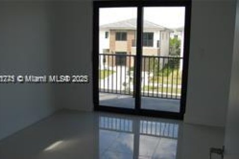 House in Florida City, Florida 5 bedrooms, 176.7 sq.m. № 1858136 - photo 18