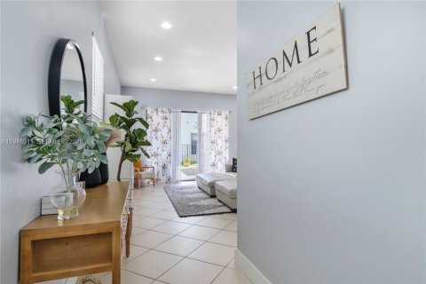 House in Hialeah, Florida 3 bedrooms, 188.13 sq.m. № 2003227 - photo 2