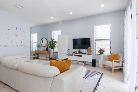 House in Hialeah, Florida 3 bedrooms, 188.13 sq.m. № 2003227 - photo 5