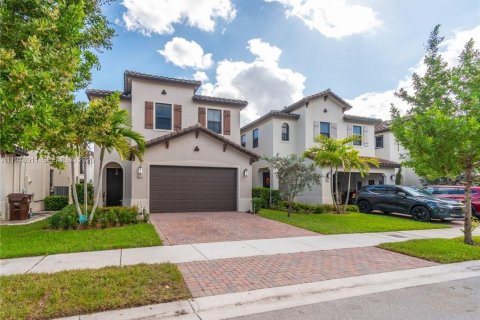 House in Hialeah, Florida 3 bedrooms, 188.13 sq.m. № 2003227