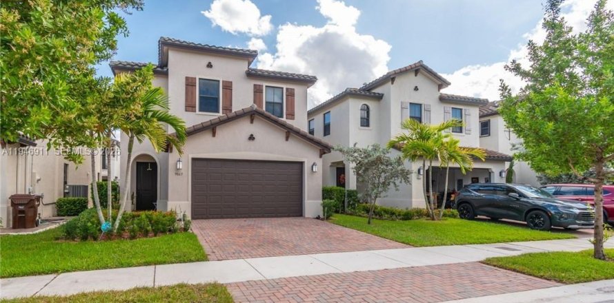 House in Hialeah, Florida 3 bedrooms, 188.13 sq.m. № 2003227