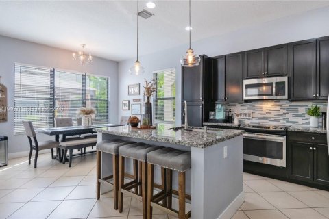 House in Hialeah, Florida 3 bedrooms, 188.13 sq.m. № 2003227 - photo 4