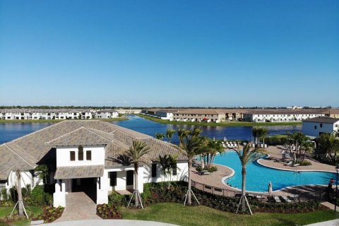 House in Hialeah, Florida 3 bedrooms, 188.13 sq.m. № 2003227 - photo 8