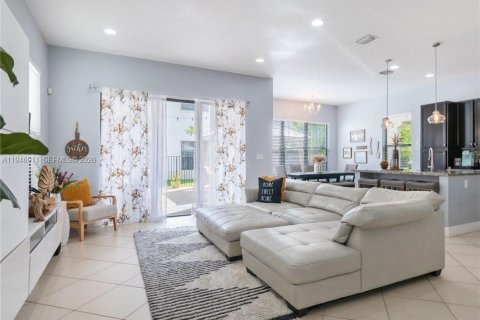 House in Hialeah, Florida 3 bedrooms, 188.13 sq.m. № 2003227 - photo 3