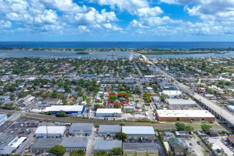 Commercial property in West Palm Beach, Florida 146.6 sq.m. № 2171912 - photo 9