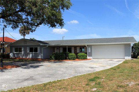 House in Winter Haven, Florida 3 bedrooms, 140.38 sq.m. № 1674046 - photo 1
