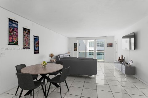 Condominio en Miami Beach, Florida, 2 dormitorios  № 2000430