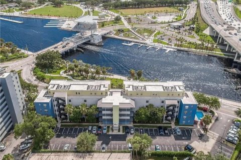 Copropriété à louer à Tampa, Floride: 2 chambres, 141.3 m2 № 1910195 - photo 1