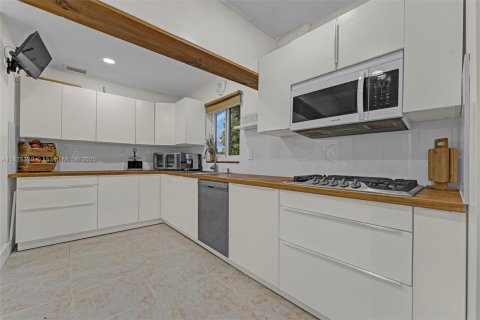 Casa en venta en Miami, Florida, 5 dormitorios, 147.9 m2 № 1788668 - foto 17