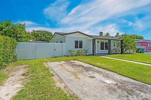Casa en venta en Miami, Florida, 5 dormitorios, 147.9 m2 № 1788668 - foto 10