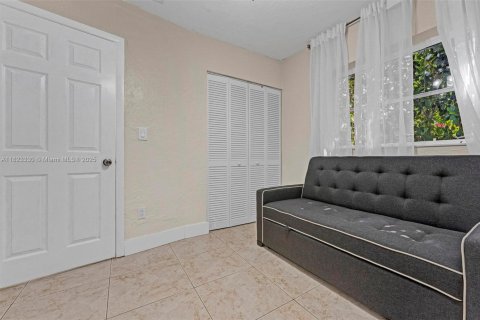 Casa en venta en Miami, Florida, 5 dormitorios, 147.9 m2 № 1788668 - foto 25