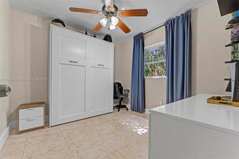 Casa en venta en Miami, Florida, 5 dormitorios, 147.9 m2 № 1788668 - foto 18
