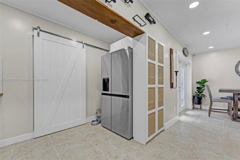 Casa en venta en Miami, Florida, 5 dormitorios, 147.9 m2 № 1788668 - foto 15