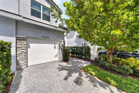 Снять в аренду таунхаус в Дирфилд-Бич, Флорида 3 спальни, 134.62м2, № 2065750 - фото 2