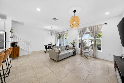 Снять в аренду таунхаус в Дирфилд-Бич, Флорида 3 спальни, 134.62м2, № 2065750 - фото 18