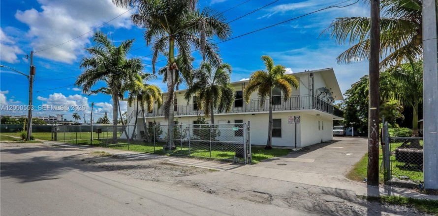 Commercial property in Homestead, Florida № 2064765