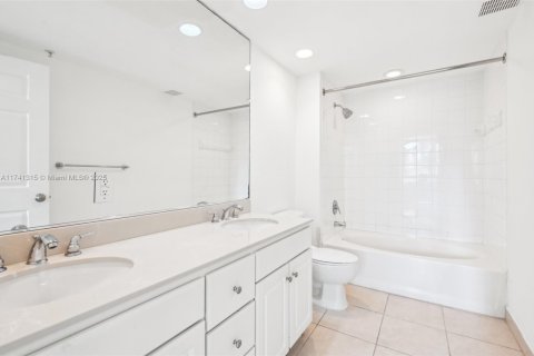 Купить кондоминиум в Майами, Флорида 2 спальни, 101.45м2, № 1936942 - фото 24