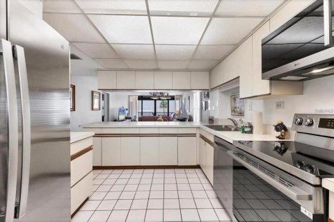 Condo in Sarasota, Florida, 2 bedrooms  № 2390976 - photo 6