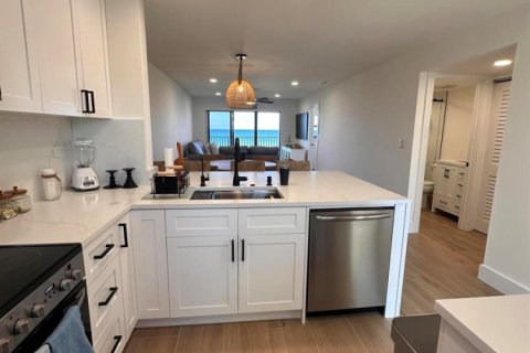 Condo in Jensen Beach, Florida, 2 bedrooms  № 2192739 - photo 7