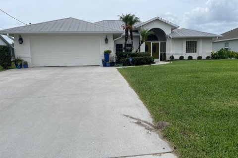 House in Port St. Lucie, Florida 3 bedrooms, 168.25 sq.m. № 2188058 - photo 2