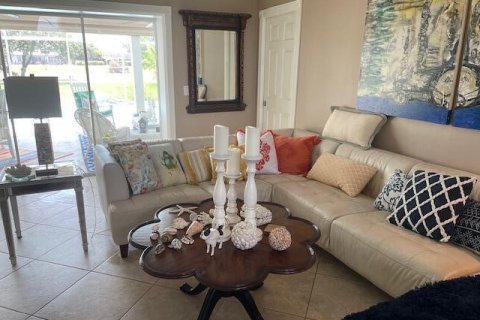 House in Port St. Lucie, Florida 3 bedrooms, 168.25 sq.m. № 2188058 - photo 18